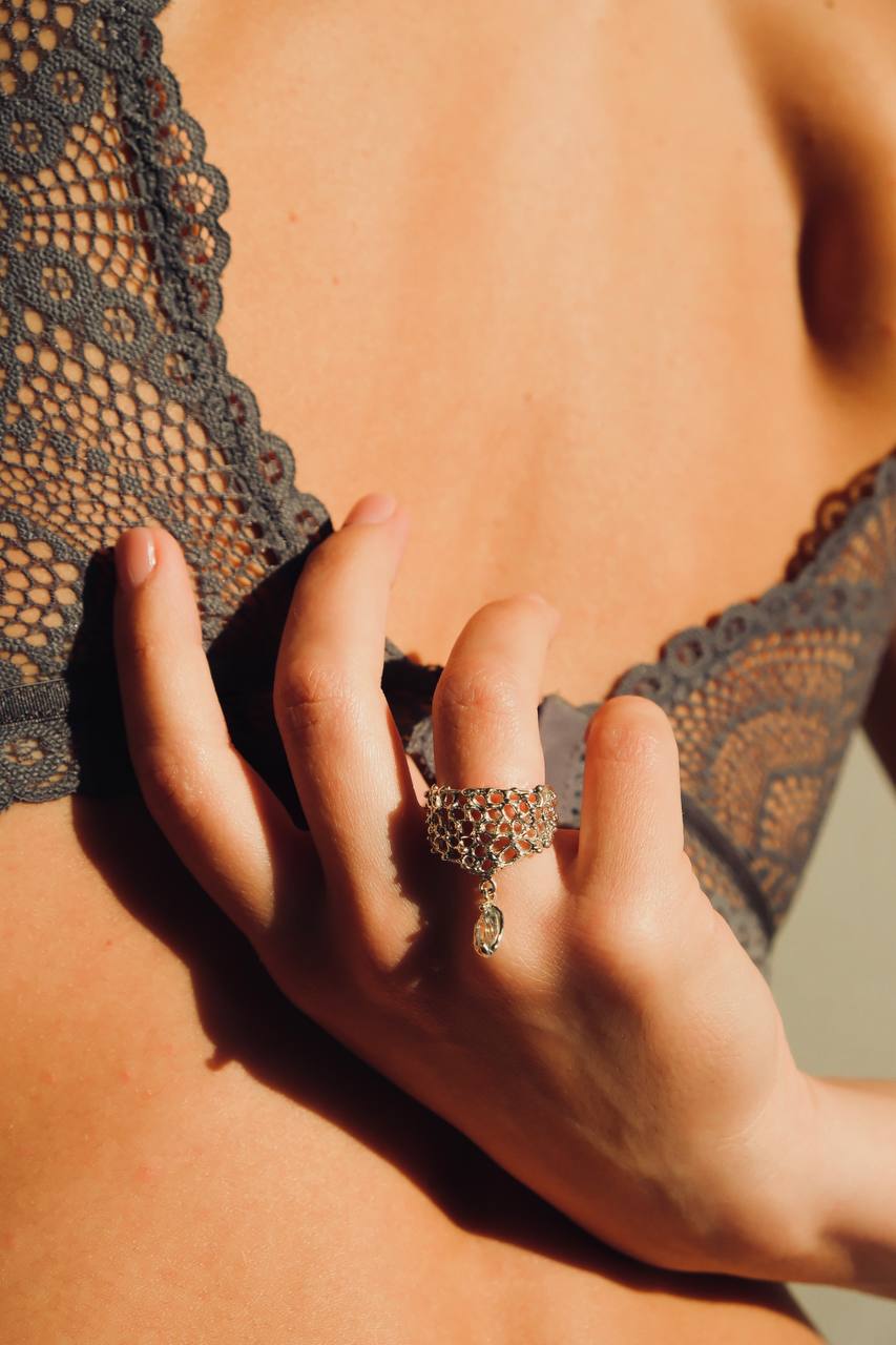 Каблучка «Мереживо» з блакитним топазом VEDEKHINAK.jewelry