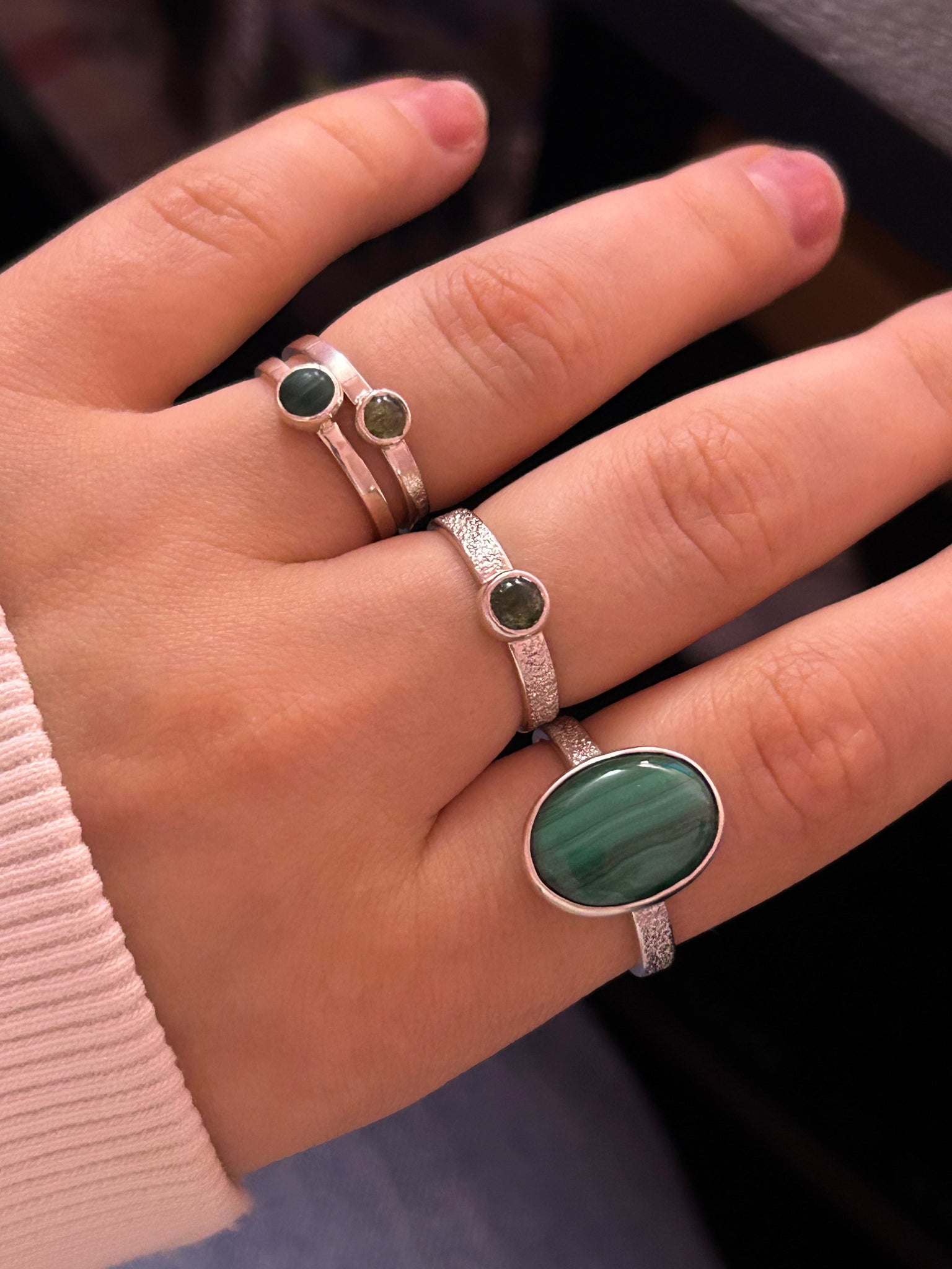 Каблучка текстурна з малахітом Kraplya jewelry