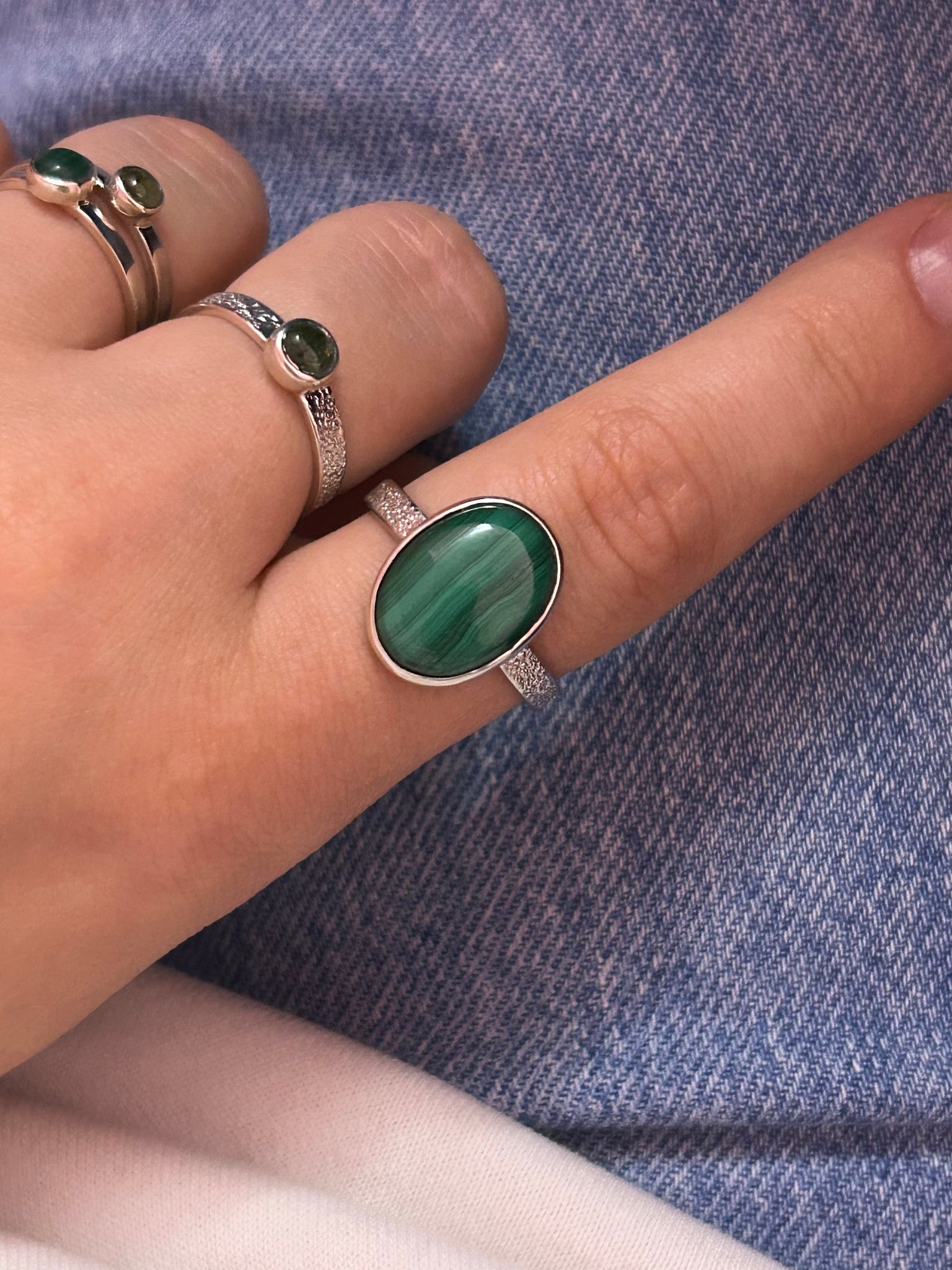 Каблучка текстурна з малахітом Kraplya jewelry